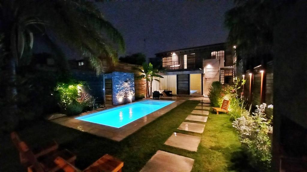 una piscina en medio de un patio por la noche en H125 - Complejo Mendoza en Mendoza