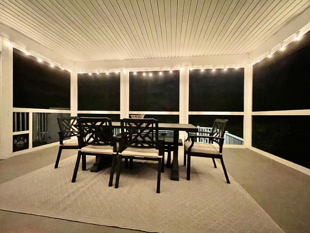- une salle à manger avec une table, des chaises et des lumières dans l'établissement Kellogg Haus, 