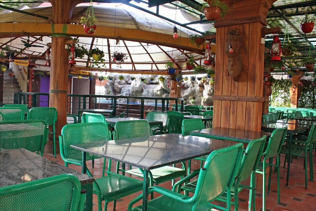Restaurace v ubytování Parklane Hotel