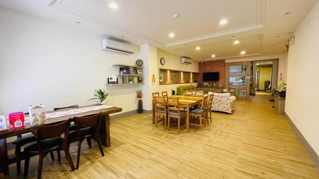 - une cuisine et une salle à manger avec une table et des chaises dans l'établissement 南庄漫晨旅店Nanzhuang Manchen B&B, à Nanzhuang