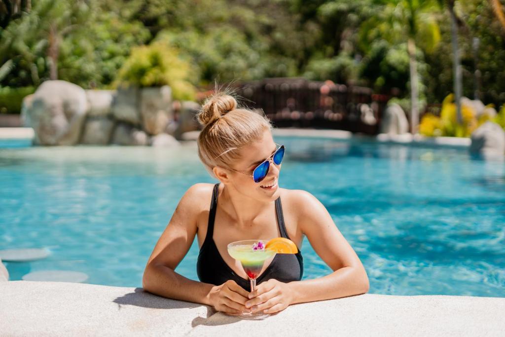 Bazén v ubytování Borinquen Thermal Resort nebo v jeho okolí