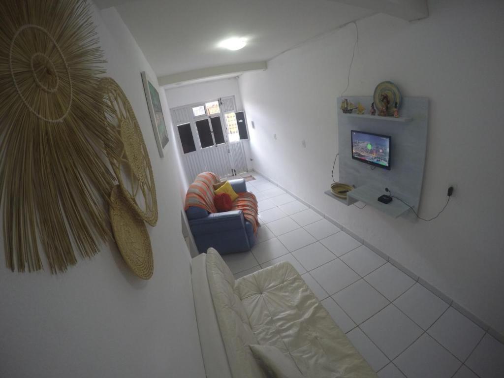 een woonkamer met een bank bij Casas Maragogi 2 in Maragogi