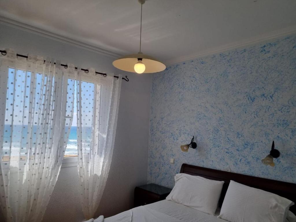 Posteľ alebo postele v izbe v ubytovaní Glyfada Beachfront Apartment A3g 58a