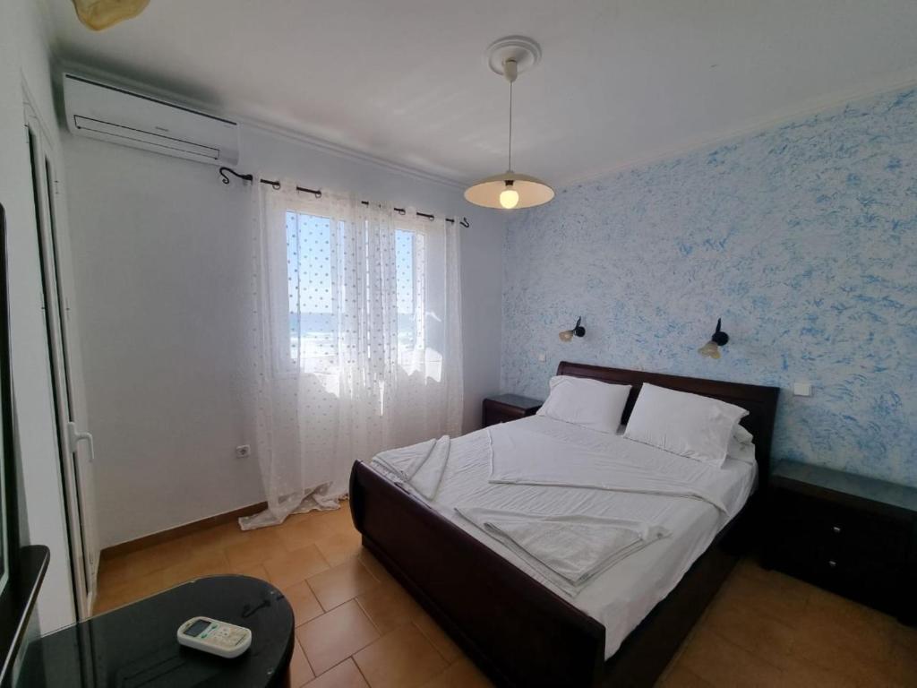 Posteľ alebo postele v izbe v ubytovaní Glyfada Beachfront Apartment A3g 58a