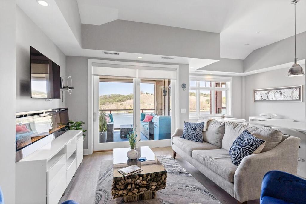 Waterfront/Musical Fountain/ Lake MI views, 4th floor patio, luxury