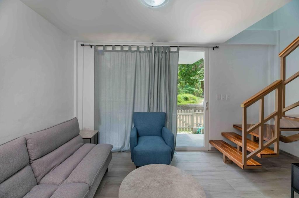 Posezení v ubytování Cozy Beach Villa at The Shores 5 minutes from the beach