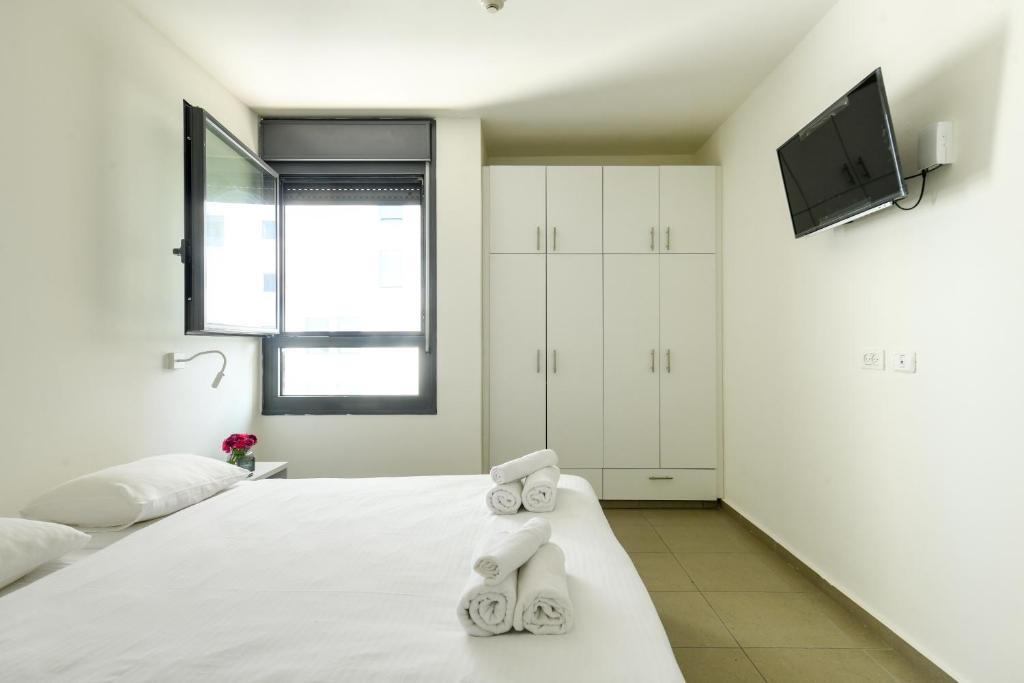 Postel nebo postele na pokoji v ubytování דירות גני תערוכה - TLV university apartments near Expo by Sea N' Rent