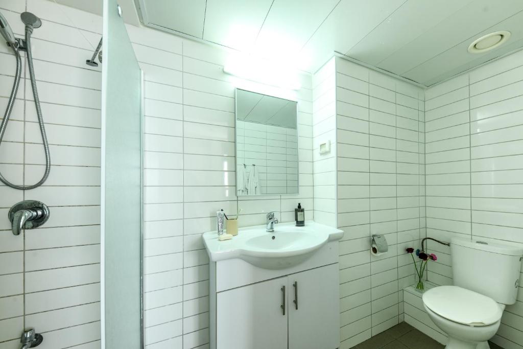 Koupelna v ubytování דירות גני תערוכה - TLV university apartments near Expo by Sea N' Rent