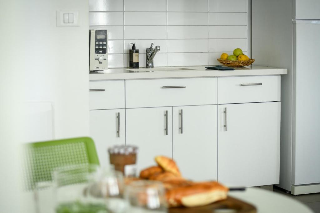 Kuchyň nebo kuchyňský kout v ubytování דירות גני תערוכה - TLV university apartments near Expo by Sea N' Rent