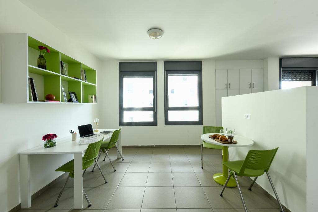 Posezení v ubytování דירות גני תערוכה - TLV university apartments near Expo by Sea N' Rent