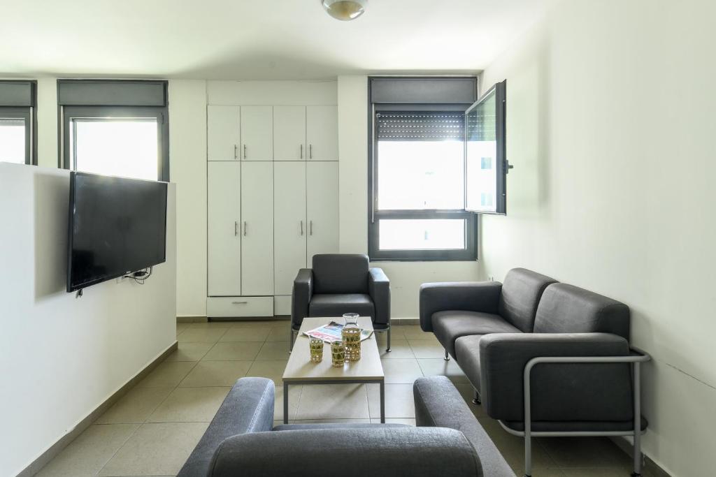 Posezení v ubytování דירות גני תערוכה - TLV university apartments near Expo by Sea N' Rent