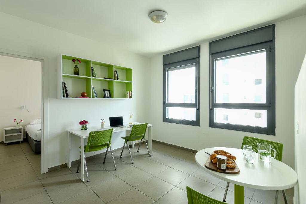 Posezení v ubytování דירות גני תערוכה - TLV university apartments near Expo by Sea N' Rent