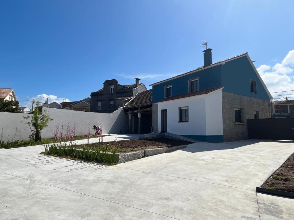 ein Haus mit einer Einfahrt davor in der Unterkunft Casa Rosquillas in Vilanova de Arousa