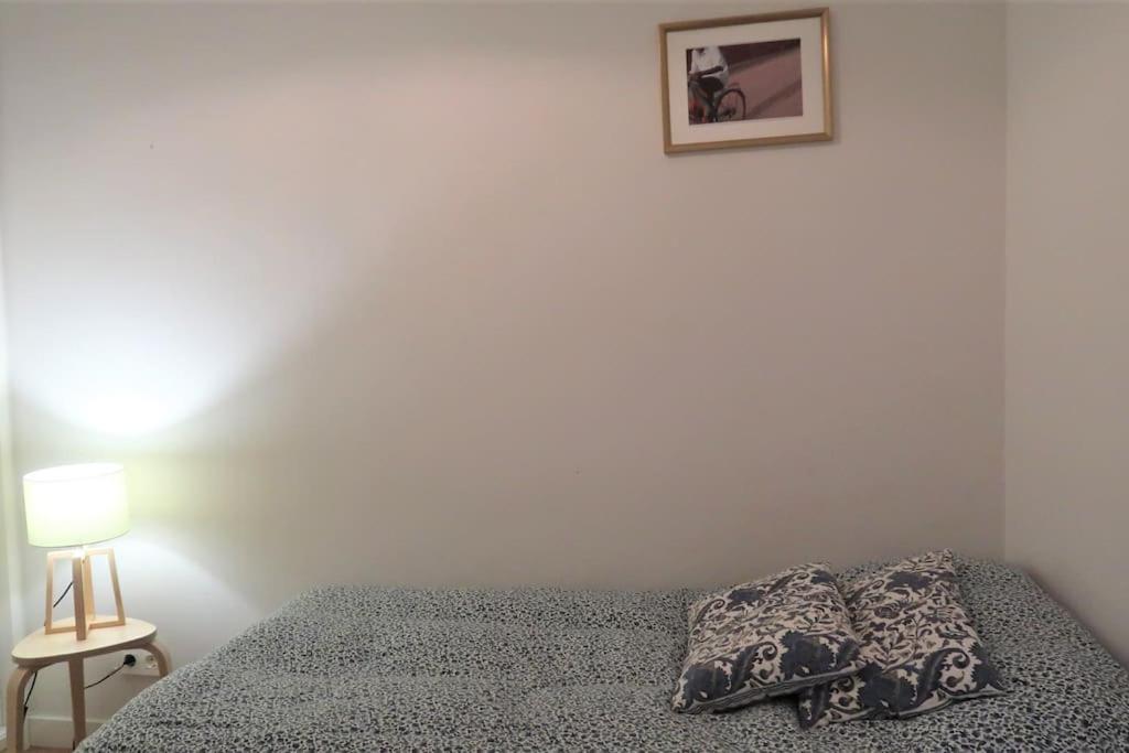 um quarto com uma cama e uma fotografia na parede em Bella Easo Apartamento em San Sebastián