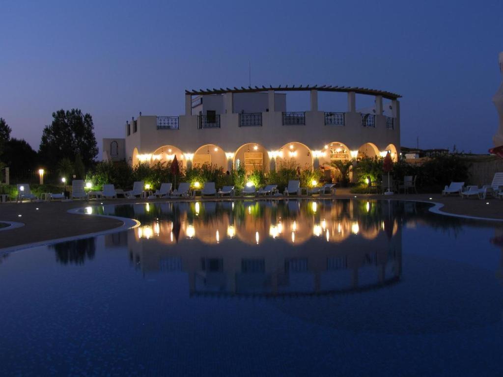 Bazén v ubytování Hotel Paradise Garden nebo v jeho okolí