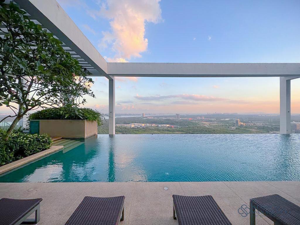 Bazén v ubytování Iskandar Residences Nusajaya by Stayrene nebo v jeho okolí