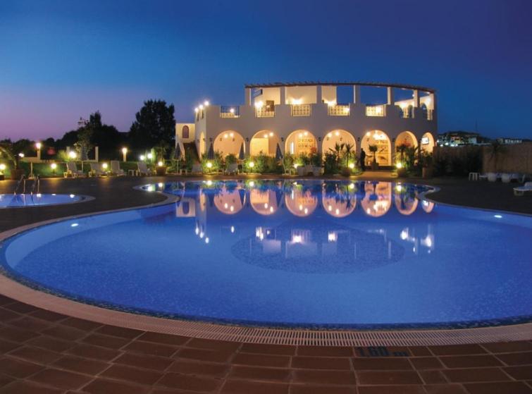 Bazén v ubytování Hotel Paradise Garden nebo v jeho okolí