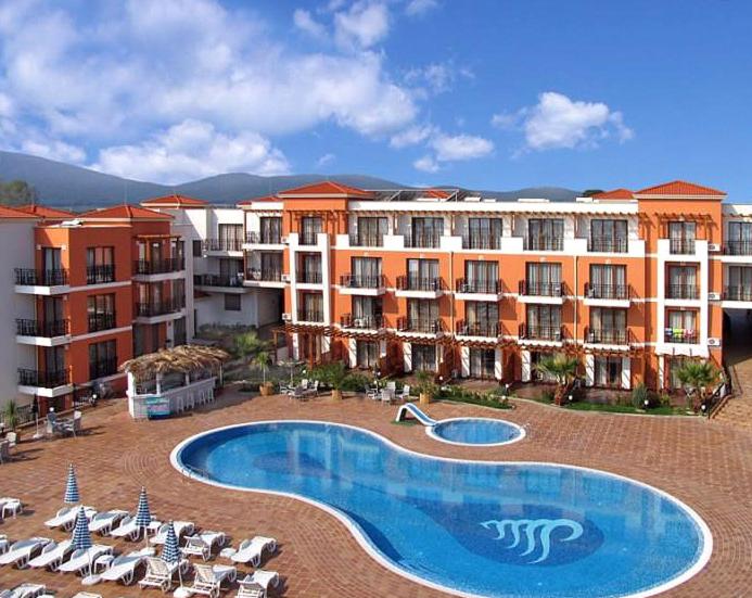 Hotel Paradise Garden في تشيرنوموريتس: فندق فيه مسبح وكراسي ومظلات