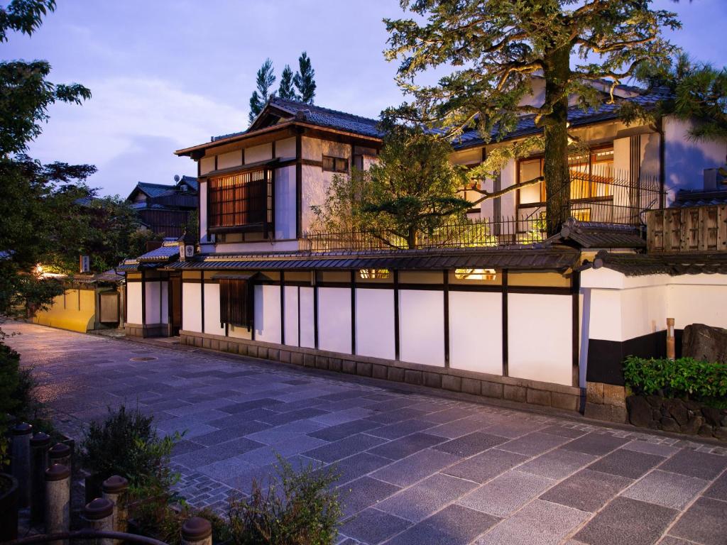 una vista exterior de una casa en HOTEL VMG RESORT KYOTO, en Giommachi