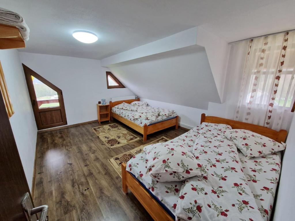 Postel nebo postele na pokoji v ubytování Cabana Poiana Dealul Frumos