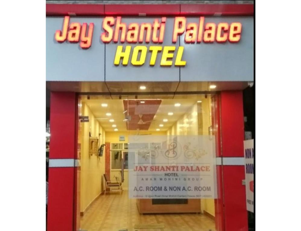 un panneau indiquant un hôtel de palais à requins abdominaux dans l'établissement Jay Shanti Palace, Dewas, à Dewās