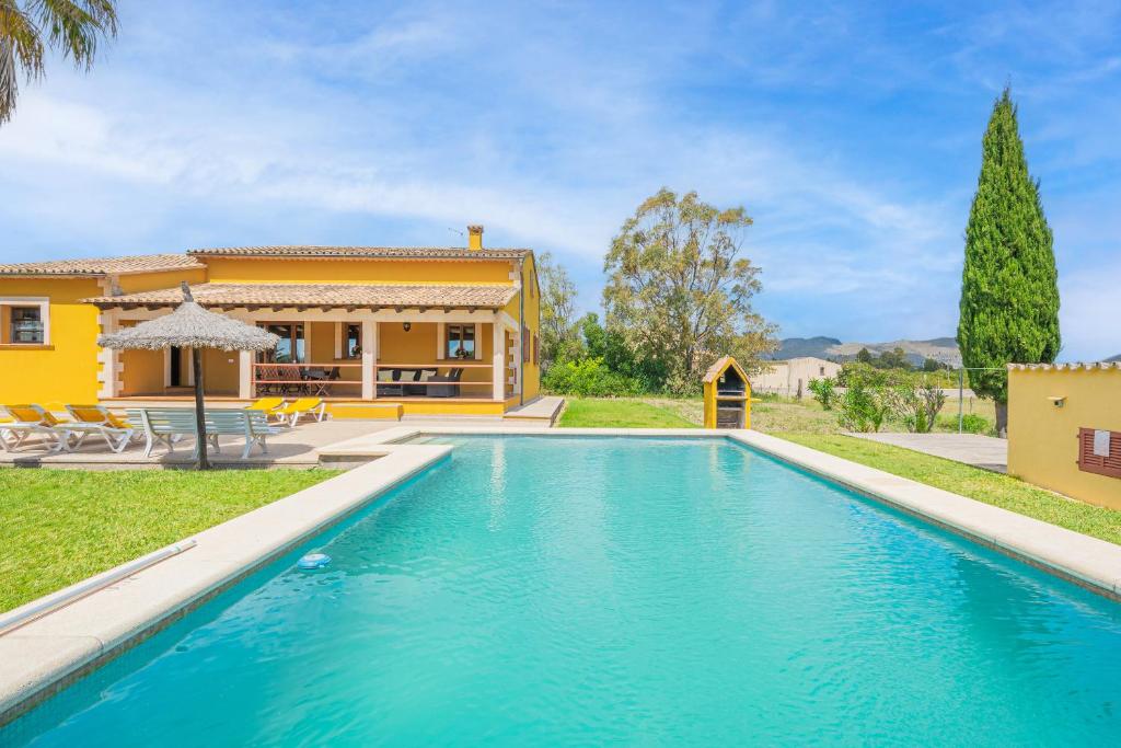 una piscina frente a una casa en Can Jaume, en Pollensa