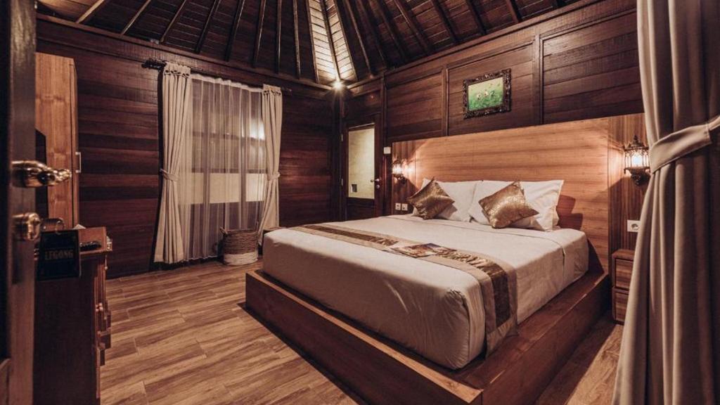 a bedroom with a bed in a wooden room at Kayu Manise Villa Bedugul in Tabanan