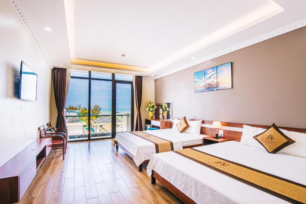 岑山的住宿－Maldives Hotel - FLC Sầm Sơn，酒店客房设有两张床和一个阳台。