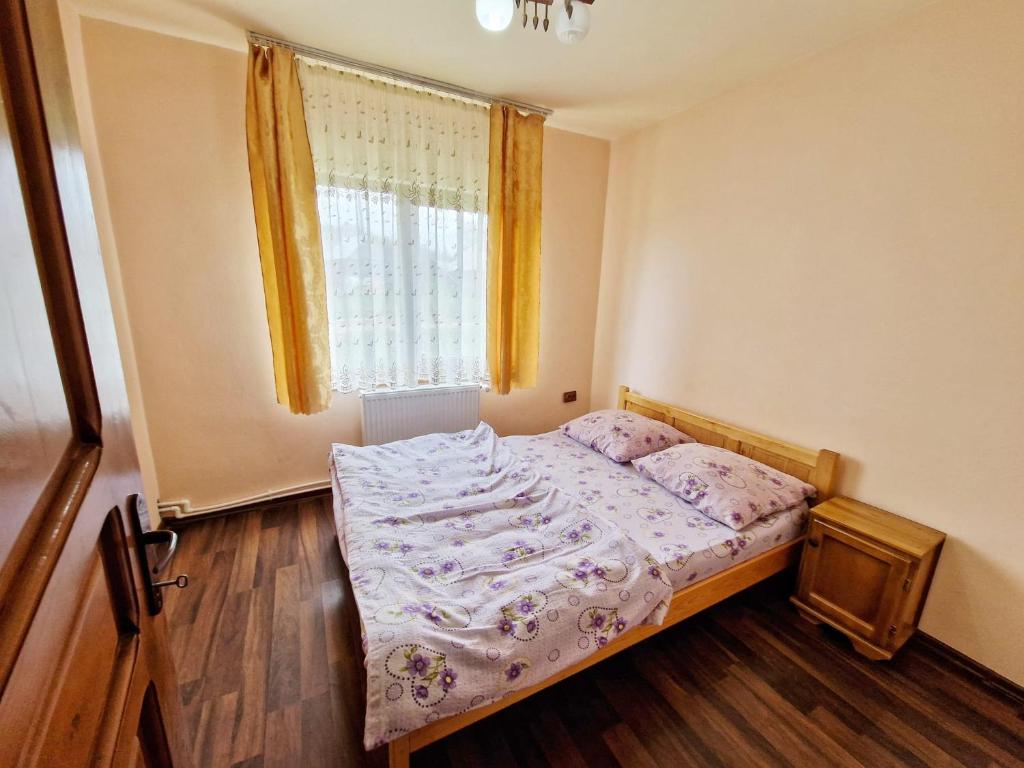 Postel nebo postele na pokoji v ubytování Cabana Poiana Dealul Frumos