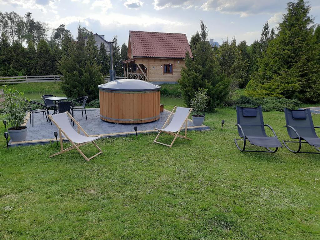 Vonkajšia záhrada v ubytovaní Domki nad Stawem w Rynie