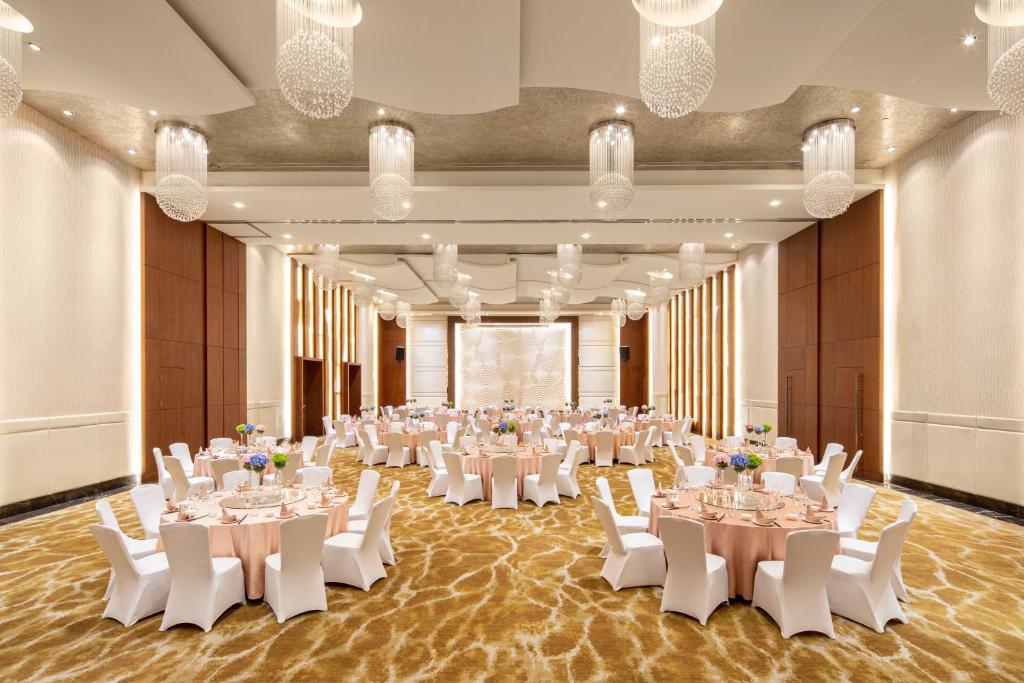 Restaurace v ubytování Crowne Plaza Shanghai Xiayang Lake by IHG