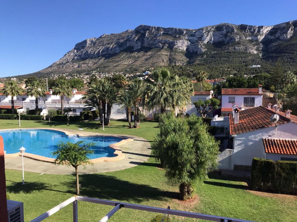 a view of a resort with a mountain in the background at Studio tipo Loft con vista al Montgo in Denia