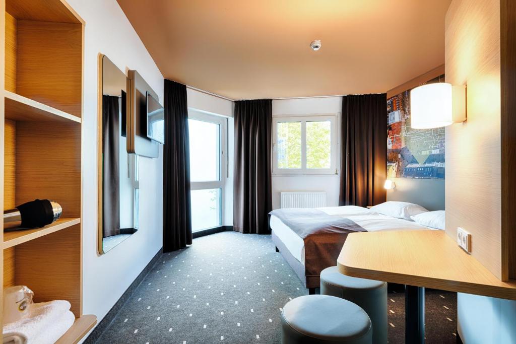 Postel nebo postele na pokoji v ubytování B&B Hotel München-Hbf