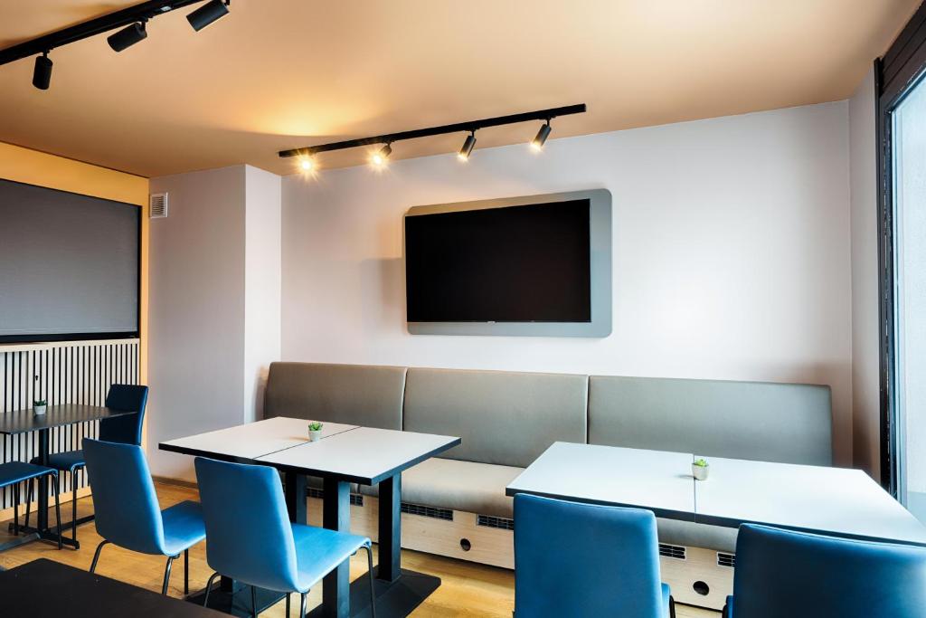 TV a/nebo společenská místnost v ubytování B&B Hotel München-Hbf
