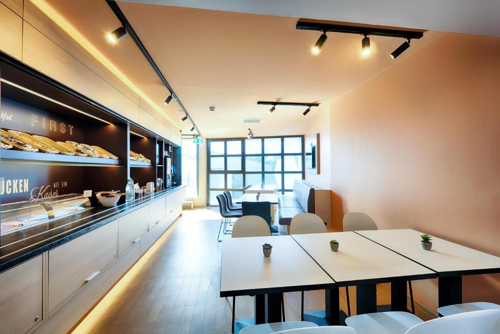 Kuchyň nebo kuchyňský kout v ubytování B&B Hotel München-Hbf