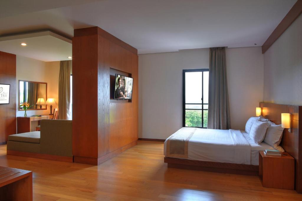 Postel nebo postele na pokoji v ubytování Oak Tree Emerald Hotel & Coventions Semarang
