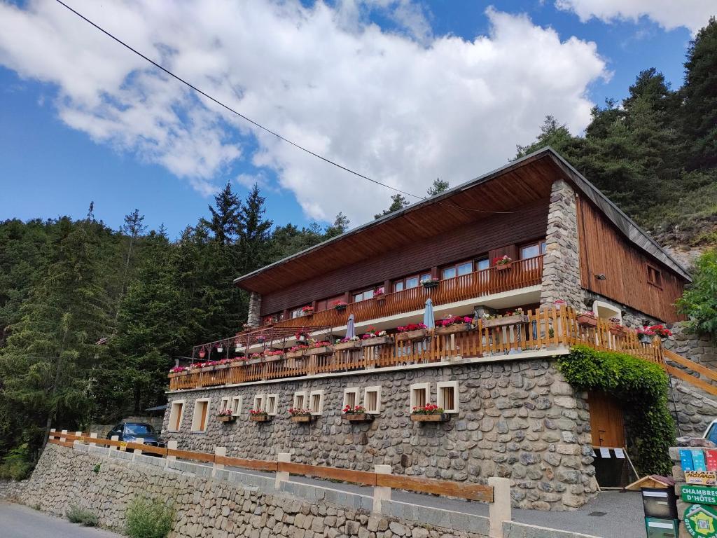 un edificio al lado de una montaña en Chambres d'hôtes Le Grand Chalet, en Valdeblore