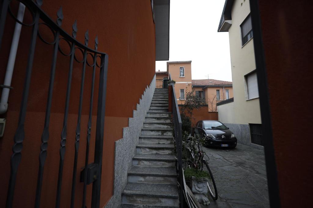 schody prowadzące do budynku z samochodem w obiekcie Placido's B&B w mieście Rho