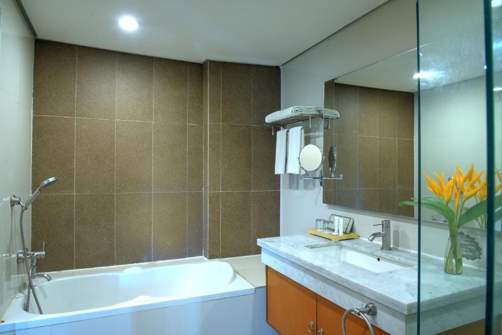 Koupelna v ubytování Oak Tree Emerald Hotel & Coventions Semarang