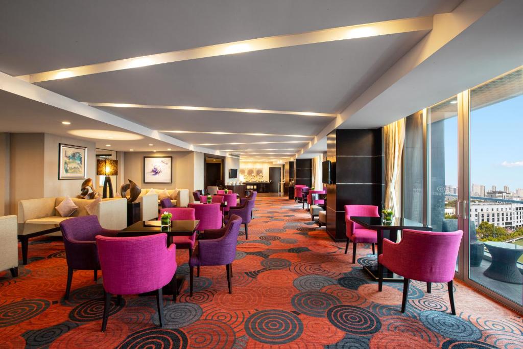 Posezení v ubytování Crowne Plaza Shanghai Xiayang Lake by IHG