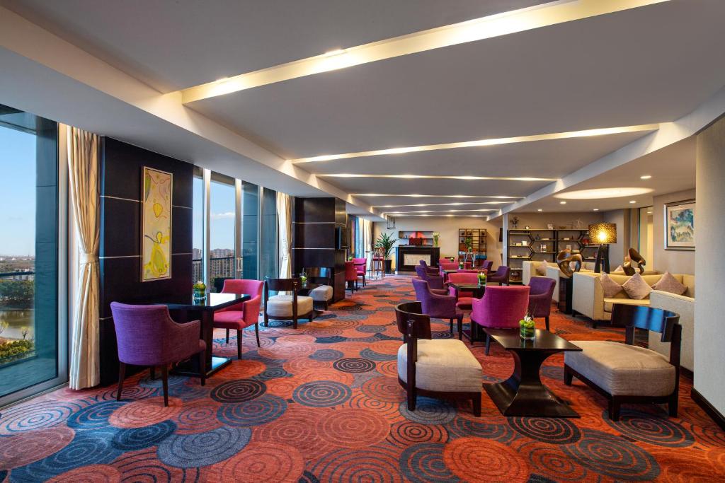 Posezení v ubytování Crowne Plaza Shanghai Xiayang Lake by IHG