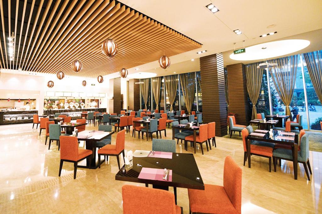 Restaurace v ubytování Crowne Plaza Shanghai Xiayang Lake by IHG