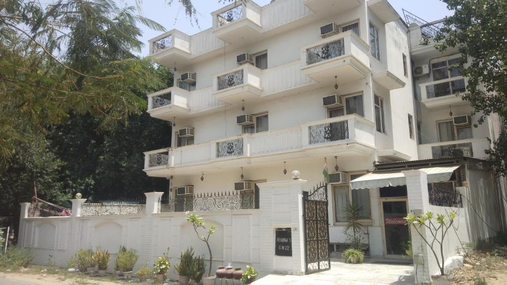 un gran edificio blanco con balcones. en first choice guest house pvt ltd, en Gurgaon