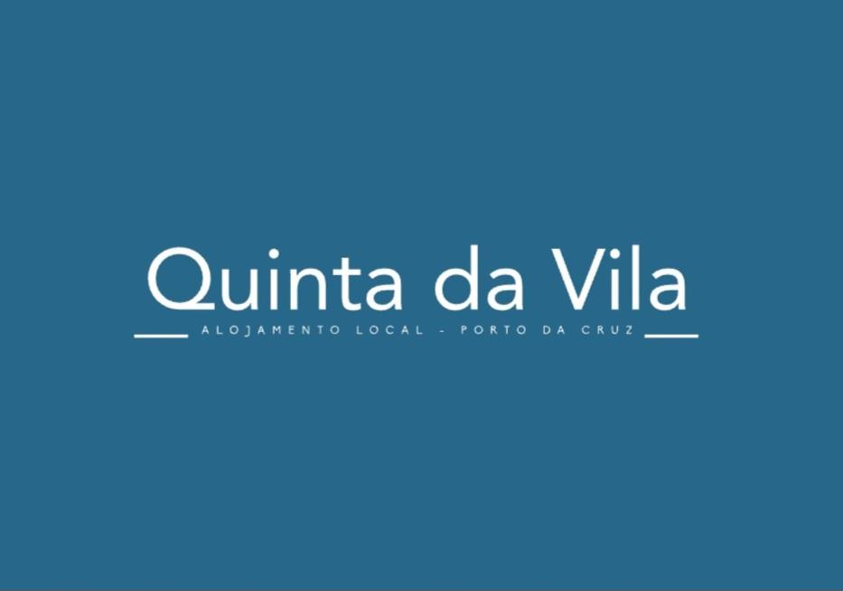 ein Logo für ein Tourismusunternehmen in der Unterkunft Quinta da Vila in Porto da Cruz