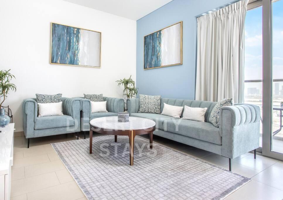 Posezení v ubytování 2 Bed in Sobha Creek Vista Reserve with Burj Khalifa views hosted by Desert City Stays