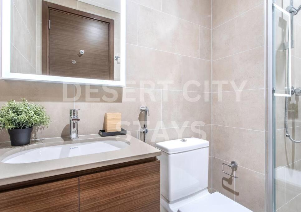 Koupelna v ubytování 2 Bed in Sobha Creek Vista Reserve with Burj Khalifa views hosted by Desert City Stays