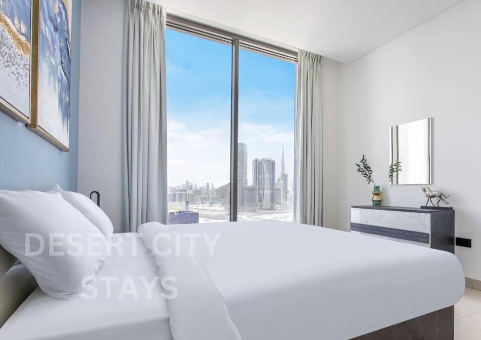 Postel nebo postele na pokoji v ubytování 2 Bed in Sobha Creek Vista Reserve with Burj Khalifa views hosted by Desert City Stays