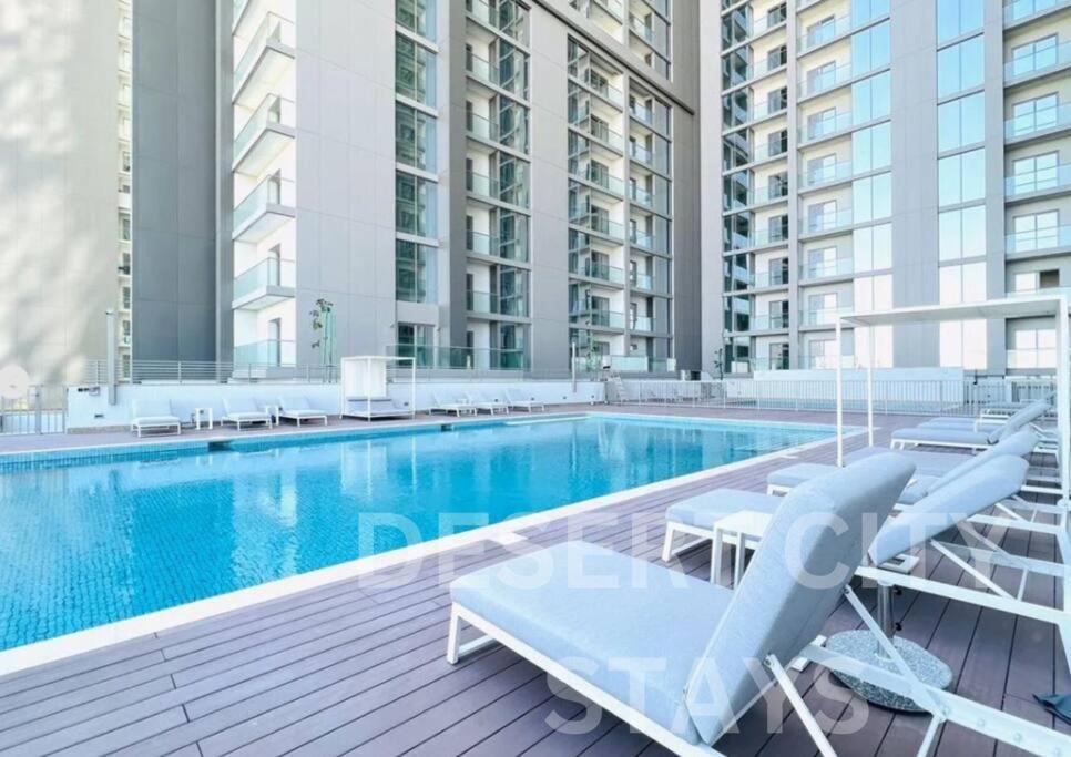 Bazén v ubytování 2 Bed in Sobha Creek Vista Reserve with Burj Khalifa views hosted by Desert City Stays nebo v jeho okolí