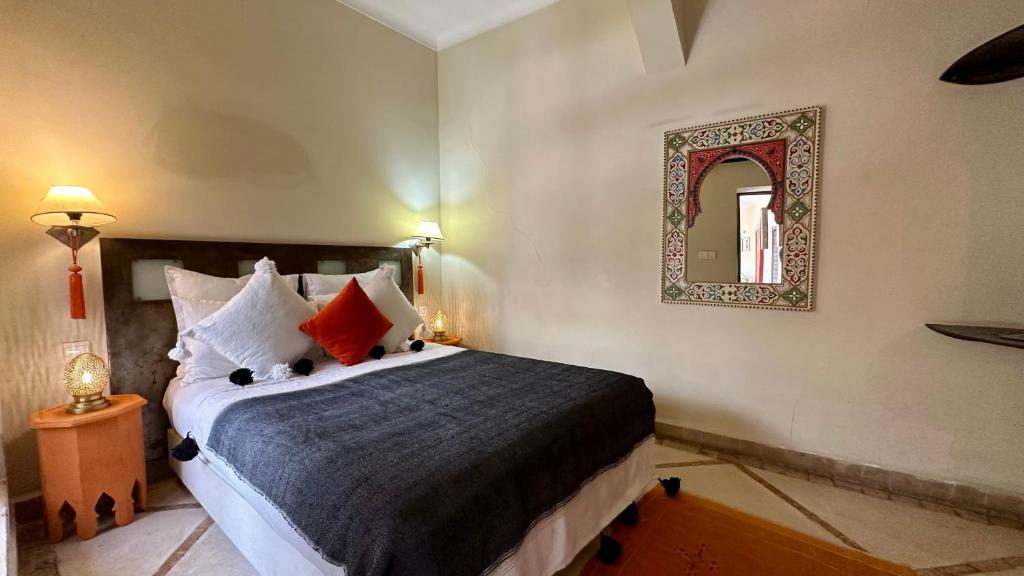 Postel nebo postele na pokoji v ubytování Riad Jardin Des Rêves By La Siredrah
