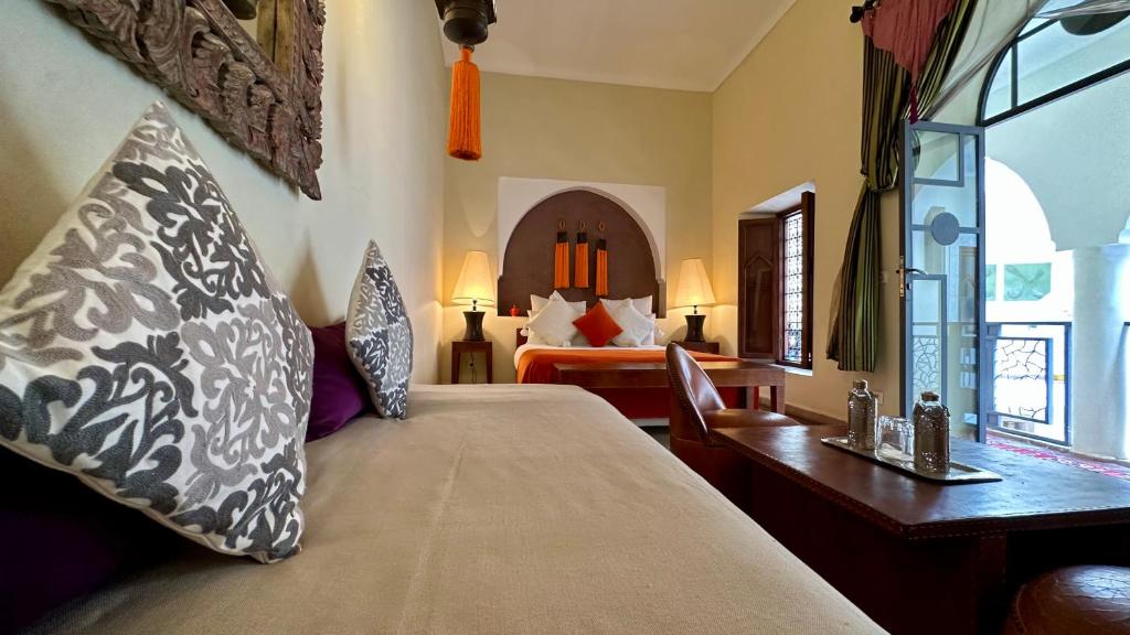 Postel nebo postele na pokoji v ubytování Riad Jardin Des Rêves By La Siredrah